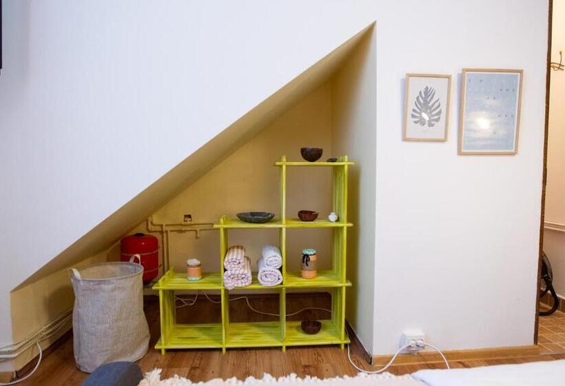 스탠다드 룸, Charlietown