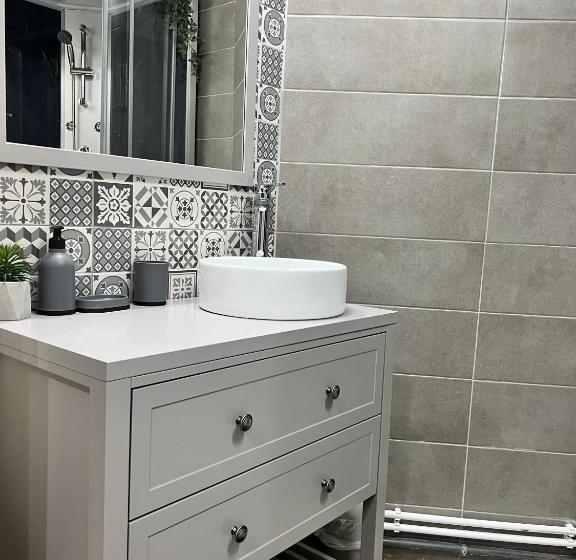 수피리어 룸, Charlietown