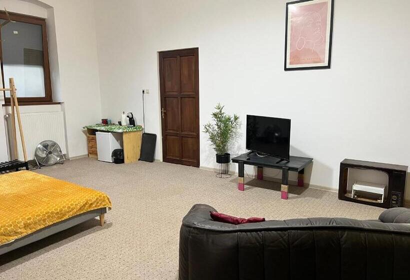 수피리어 룸, Charlietown