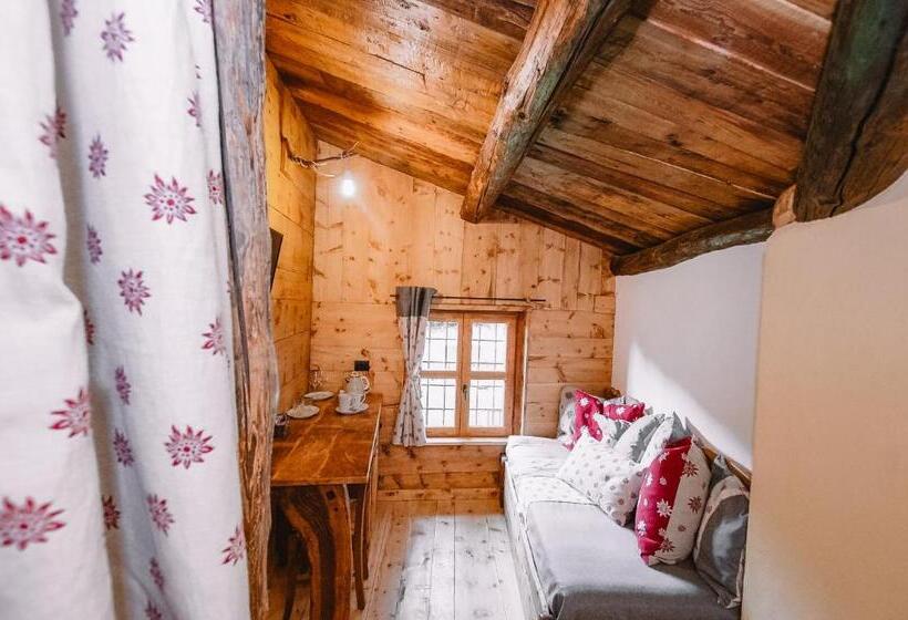 غرفة قياسية ثلاثية, L Escola E Lou Mulin