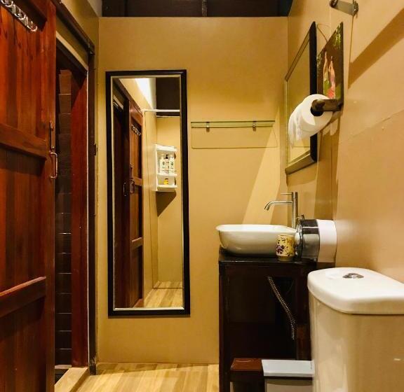 带大床的豪华间, Reuan Vilawan