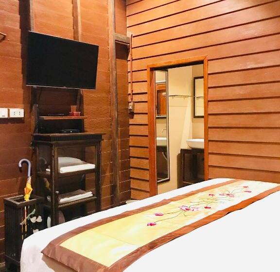 带大床的豪华间, Reuan Vilawan