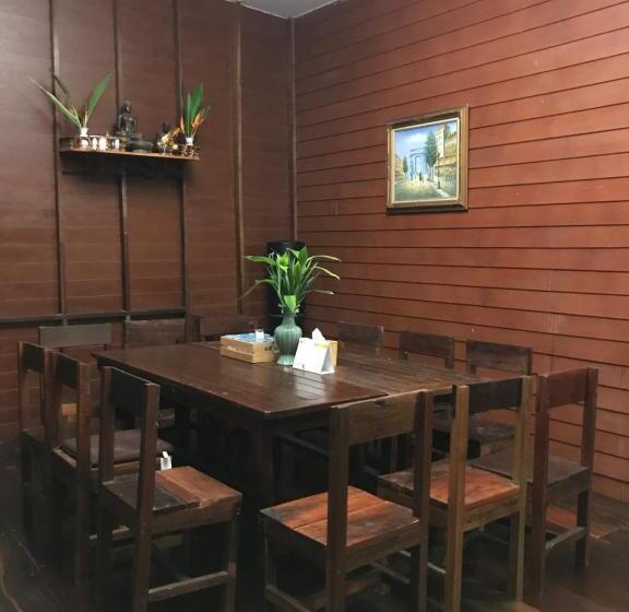 חדר סופריור לשלושה, Reuan Vilawan