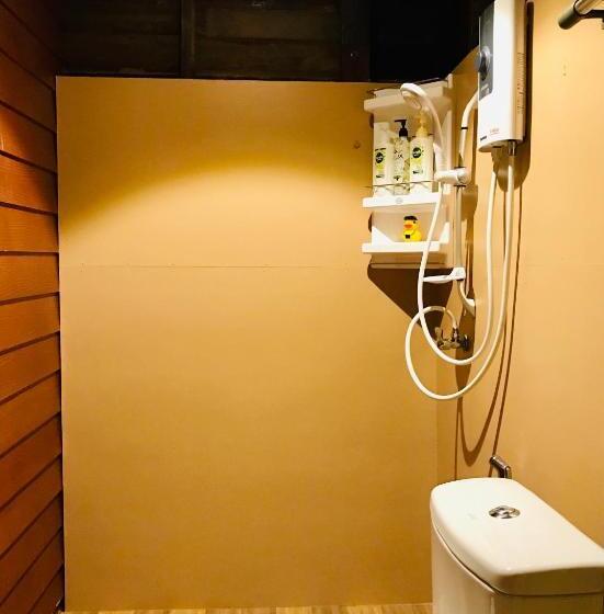 חדר סופריור לשלושה, Reuan Vilawan