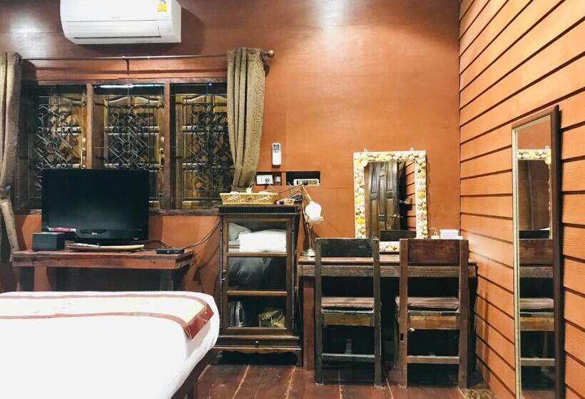 חדר סופריור לשלושה, Reuan Vilawan