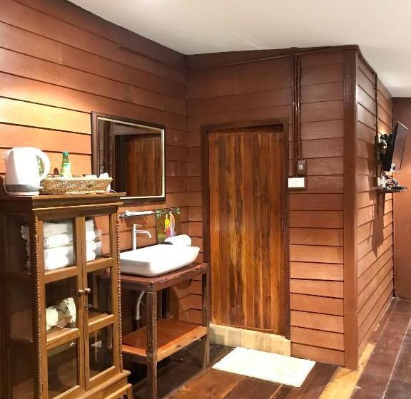 חדר סופריור לשלושה, Reuan Vilawan