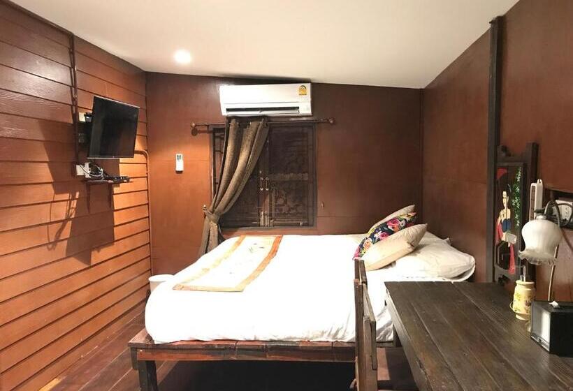 חדר סופריור לשלושה, Reuan Vilawan