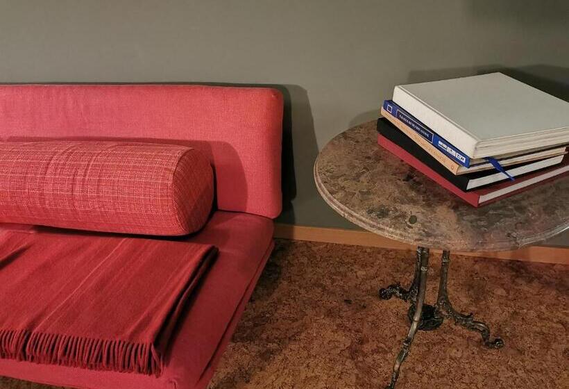 סטודיו דלוקס, Guest House Eça Agora!