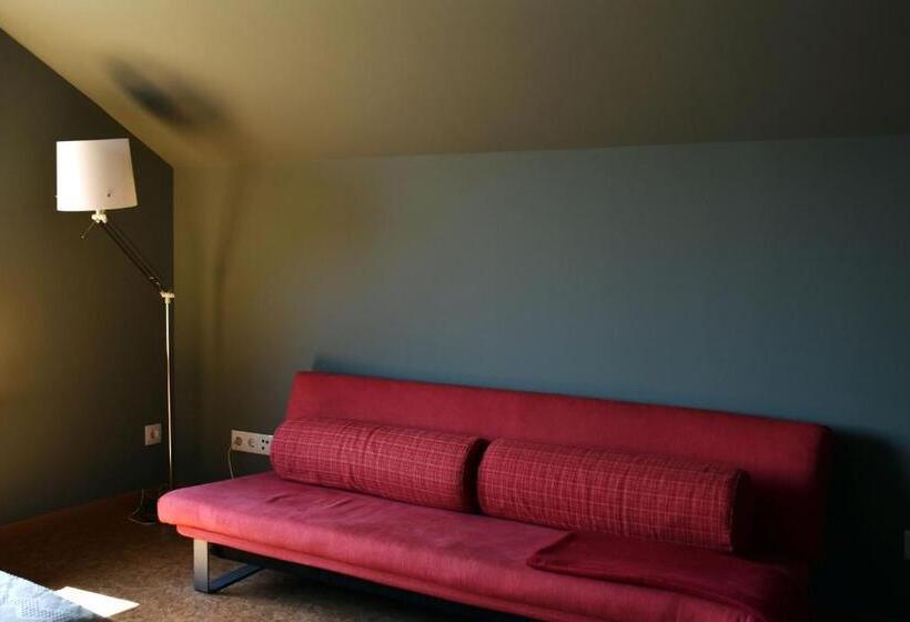 סטודיו דלוקס, Guest House Eça Agora!