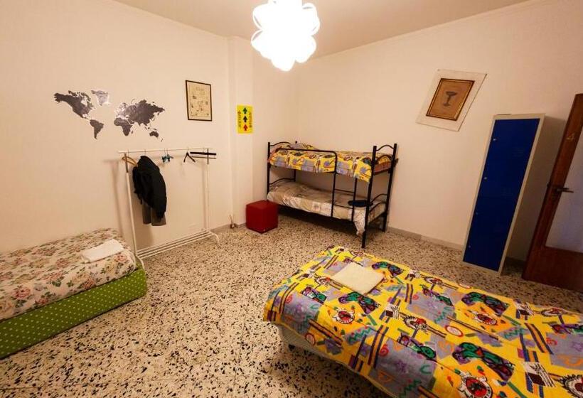 تختخواب در اتاق مشترک, The Homestay   Arezzo