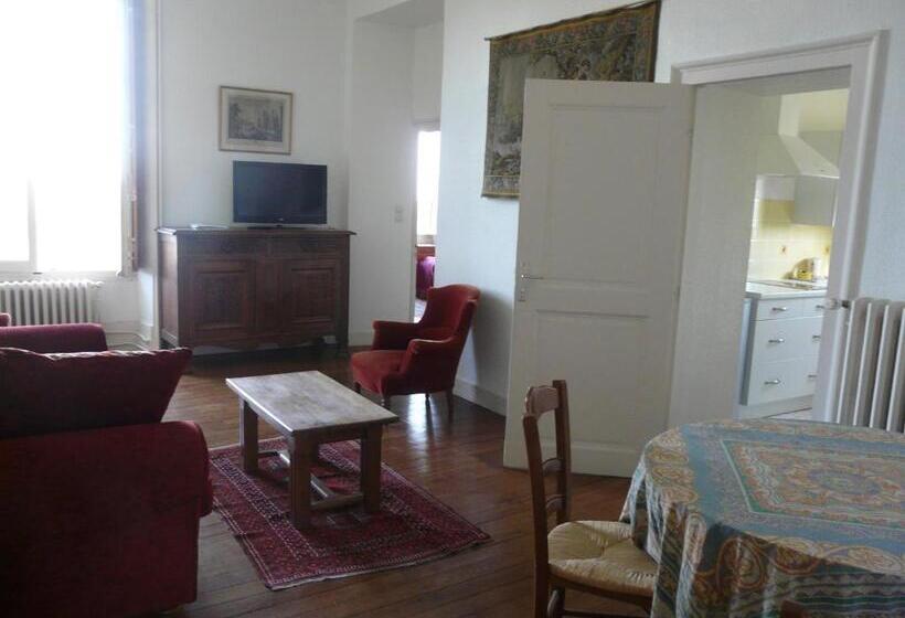 חדר משפחתי, Château De Piolant