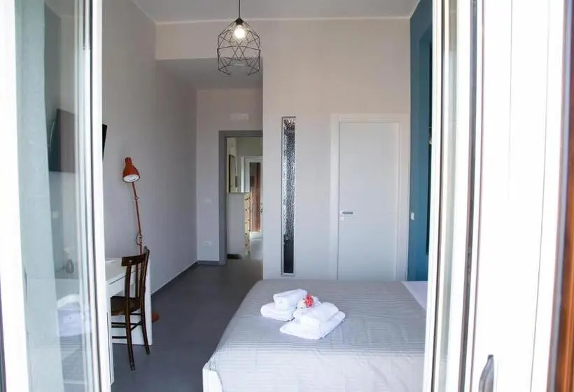 اتاق لوکس با بالکن و چشم‌انداز دریا, Guest House Nonnolorè