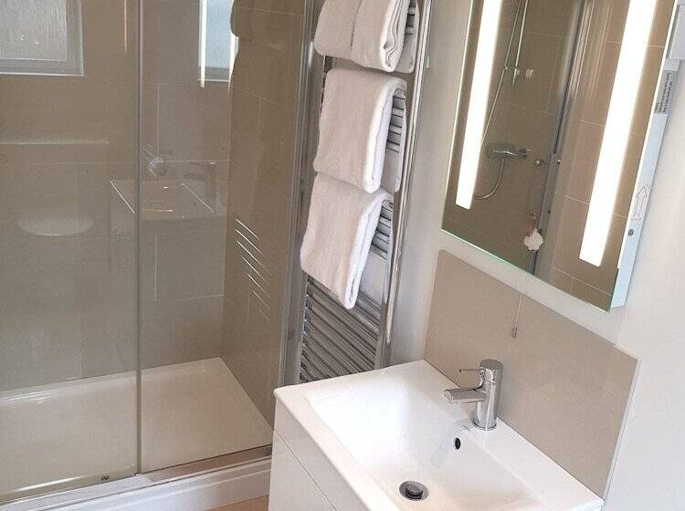 四人标准间, Ferry House Inn