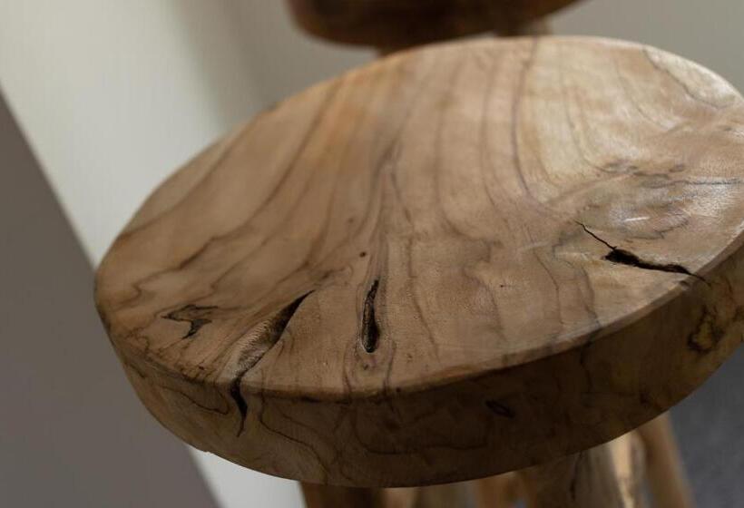 جناح, Treehouse Apartments