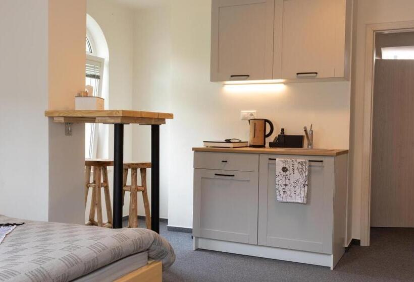 جناح, Treehouse Apartments