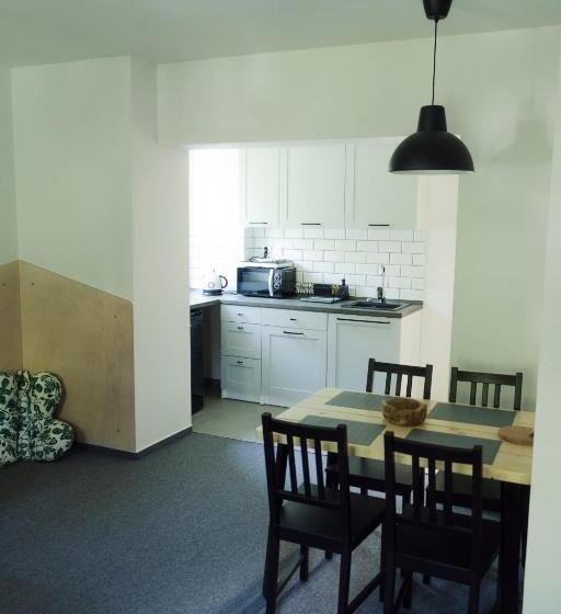 شقة غرفة واحدة, Treehouse Apartments