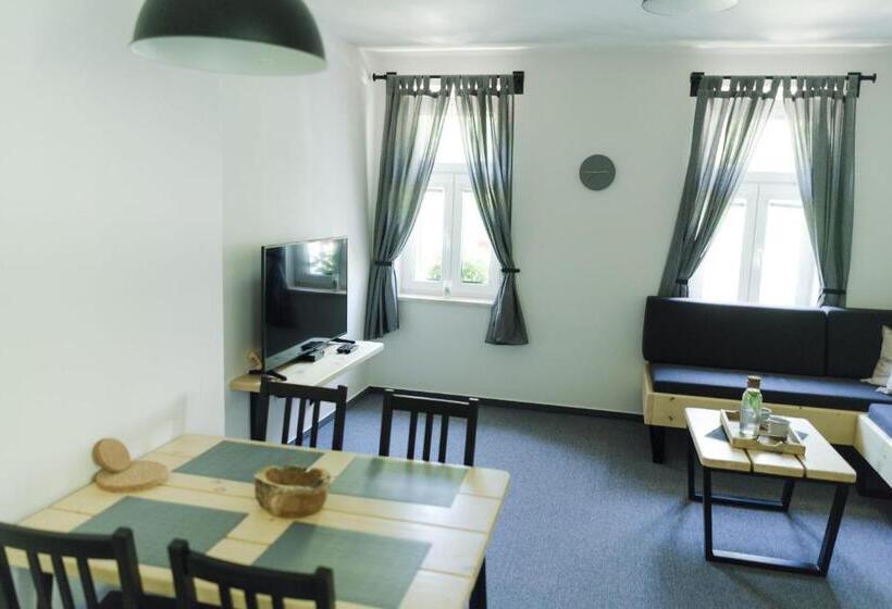 شقة غرفة واحدة, Treehouse Apartments