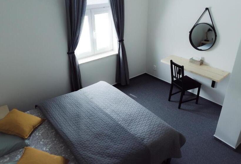 شقة غرفة واحدة, Treehouse Apartments