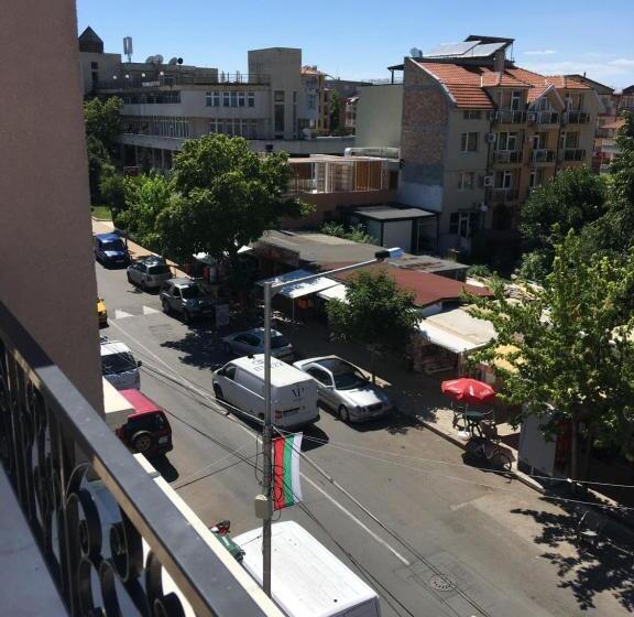 סוויטה משפחתית, Vase Apartments