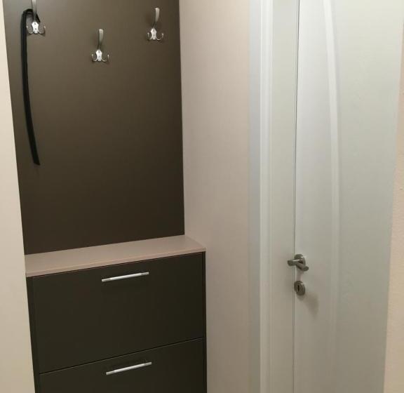 סוויטה משפחתית, Vase Apartments