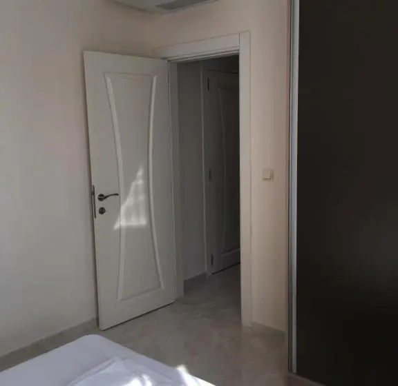 テラス付き１ベッドルームアパートメント, Vase Apartments
