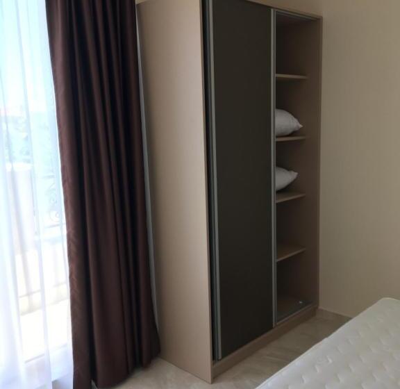 סוויטה משפחתית, Vase Apartments