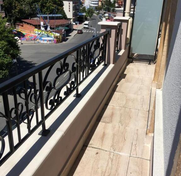 סוויטה משפחתית, Vase Apartments