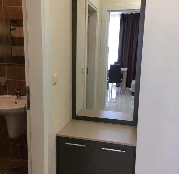 סוויטה משפחתית, Vase Apartments