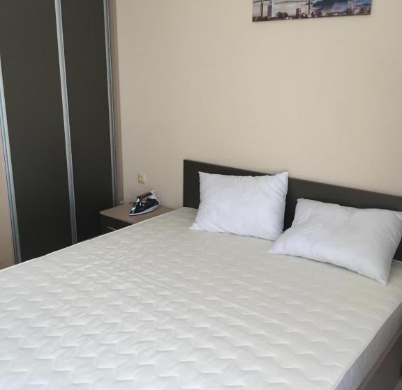 סוויטה משפחתית, Vase Apartments