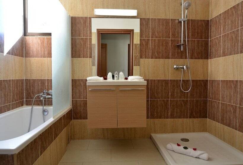 Апартаменты 2 Спальни Вид на Море, Residence Les Calanques