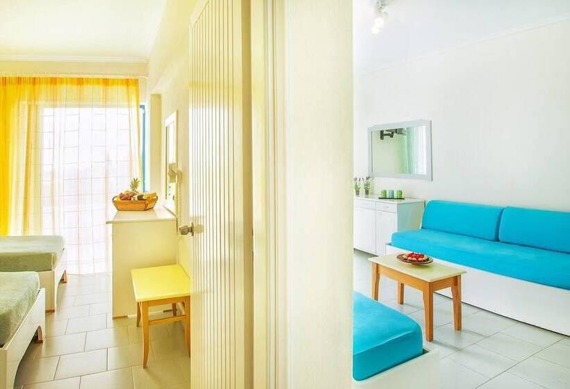 غرفة عائلية مطلّة علي حمام السباحة, Xenios Port Marina