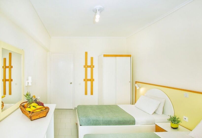 غرفة عائلية مطلّة علي حمام السباحة, Xenios Port Marina