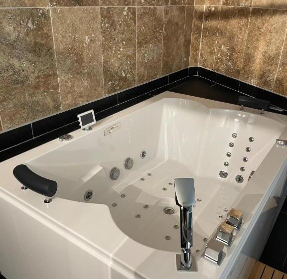 جناح مزود بجاكوزى, Logis Hotel Restaurant Spa Les Oliviers