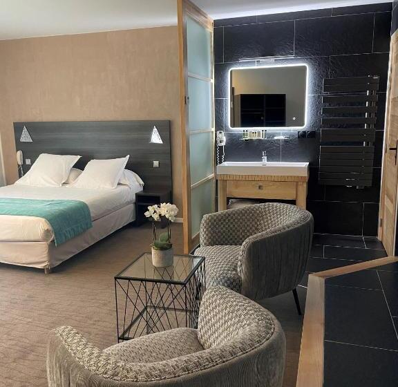 Люкс с гидромассажем, Logis Hotel Restaurant Spa Les Oliviers
