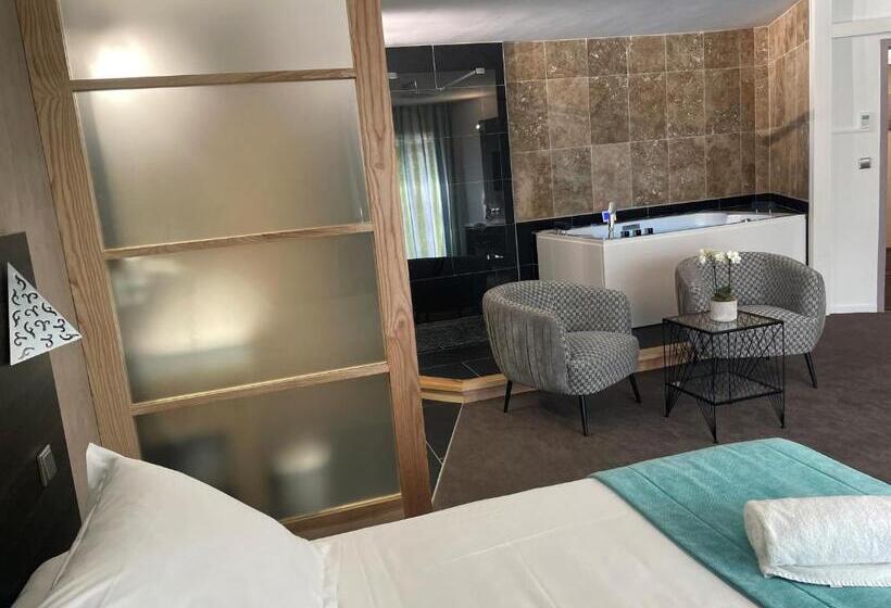 جناح مزود بجاكوزى, Logis Hotel Restaurant Spa Les Oliviers