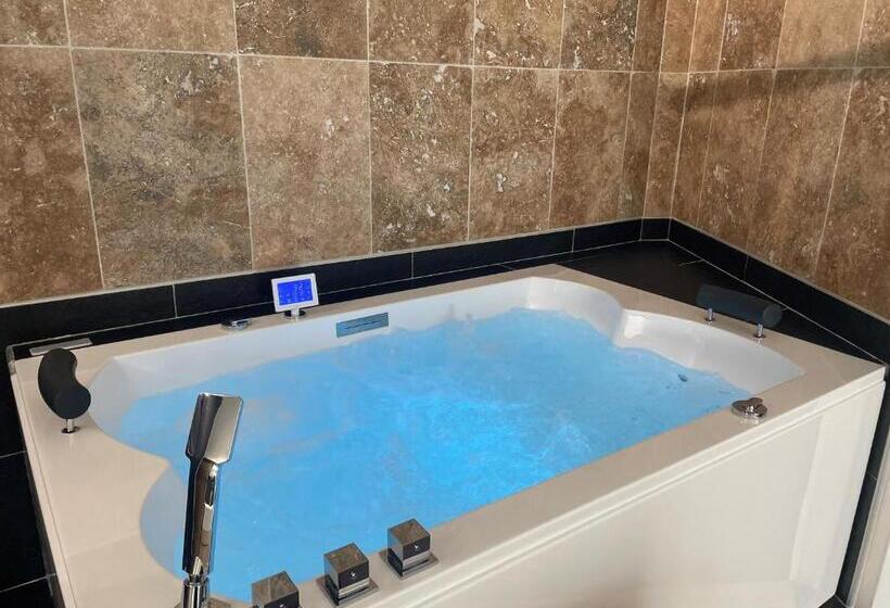 جناح مزود بجاكوزى, Logis Hotel Restaurant Spa Les Oliviers