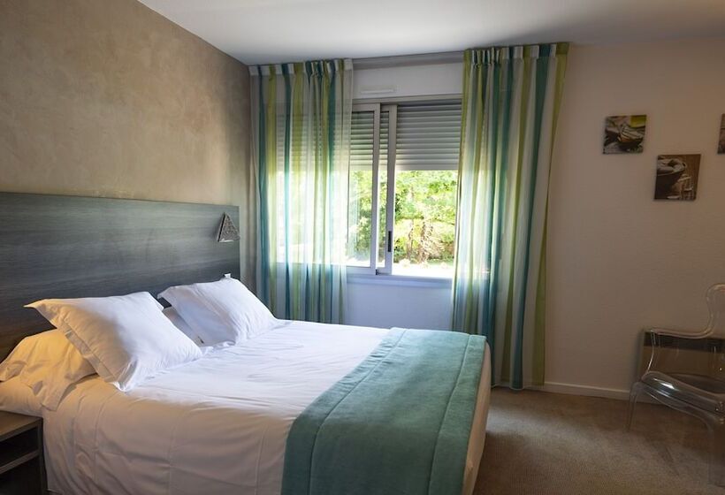 غرفة سوبيريور مطلة على المتنزه, Logis Hotel Restaurant Spa Les Oliviers