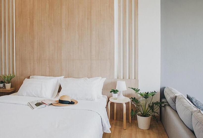 Deluxe room with river view, Home By The Bridge