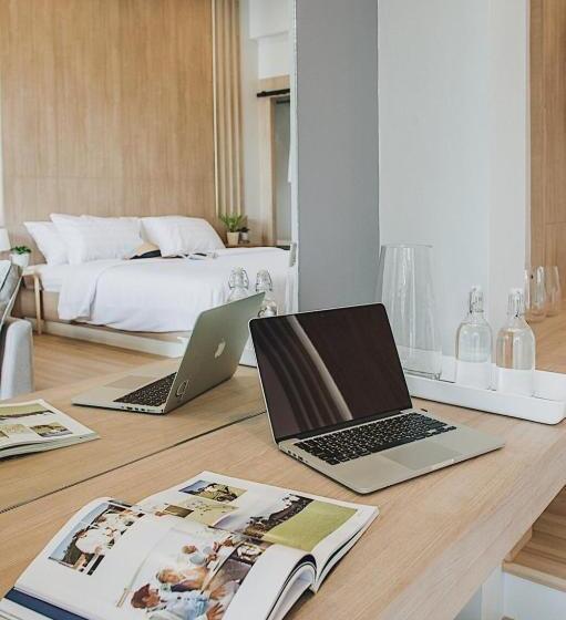 Deluxe room with river view, Home By The Bridge