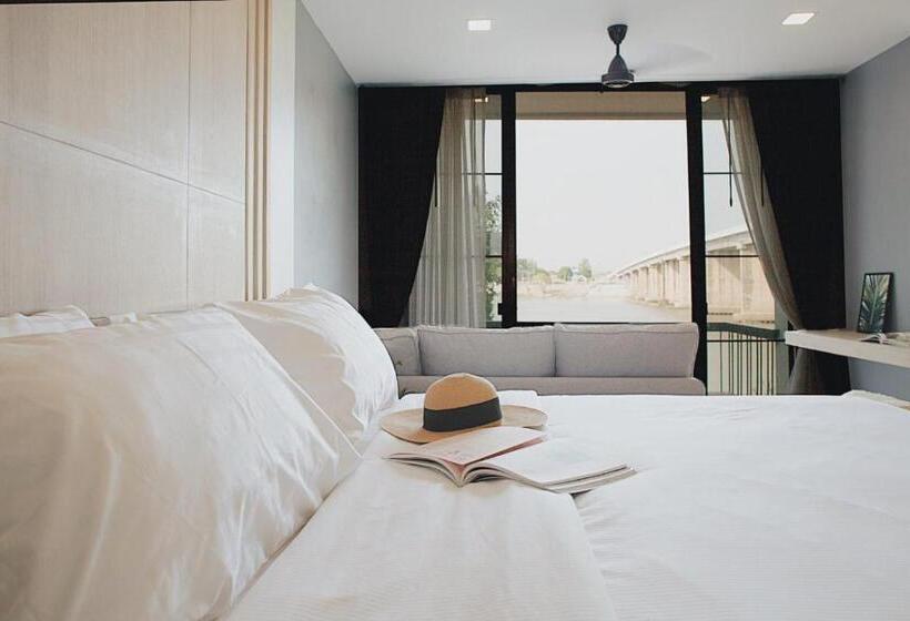 Deluxe room with river view, Home By The Bridge