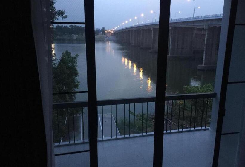 Deluxe room with river view, Home By The Bridge