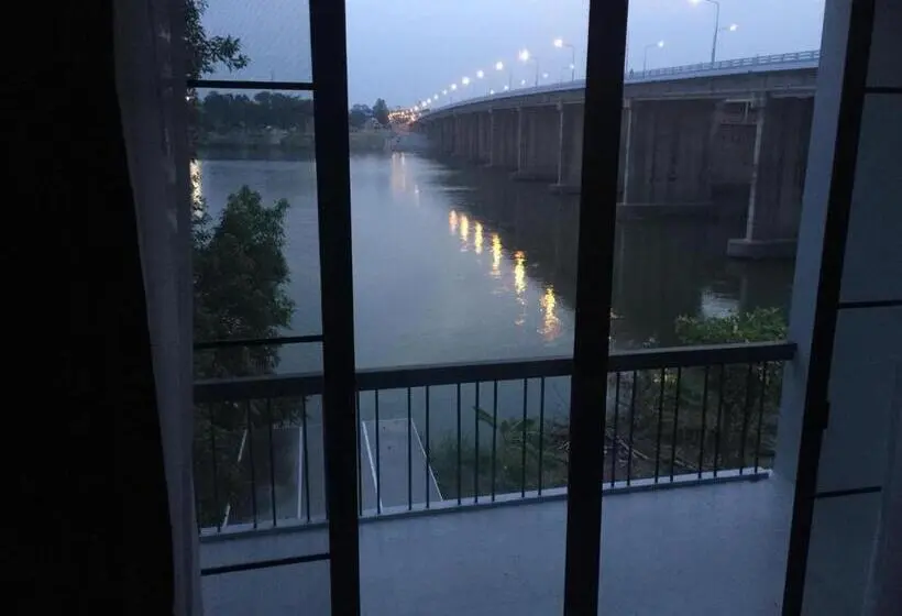 Deluxe room with river view, Home By The Bridge