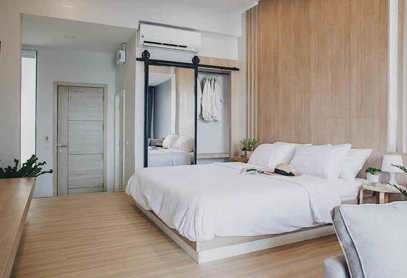 Deluxe room with river view, Home By The Bridge