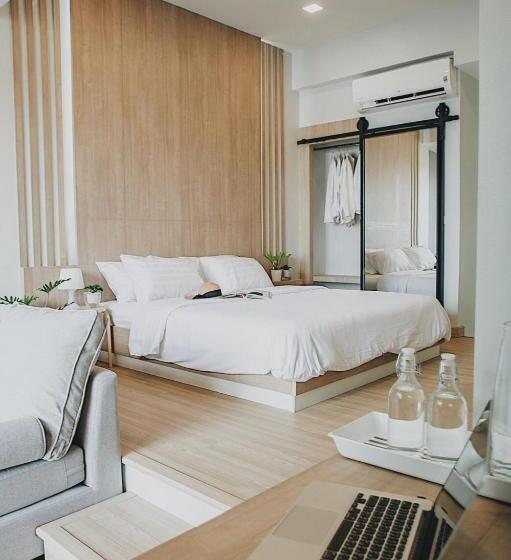 Deluxe room with river view, Home By The Bridge