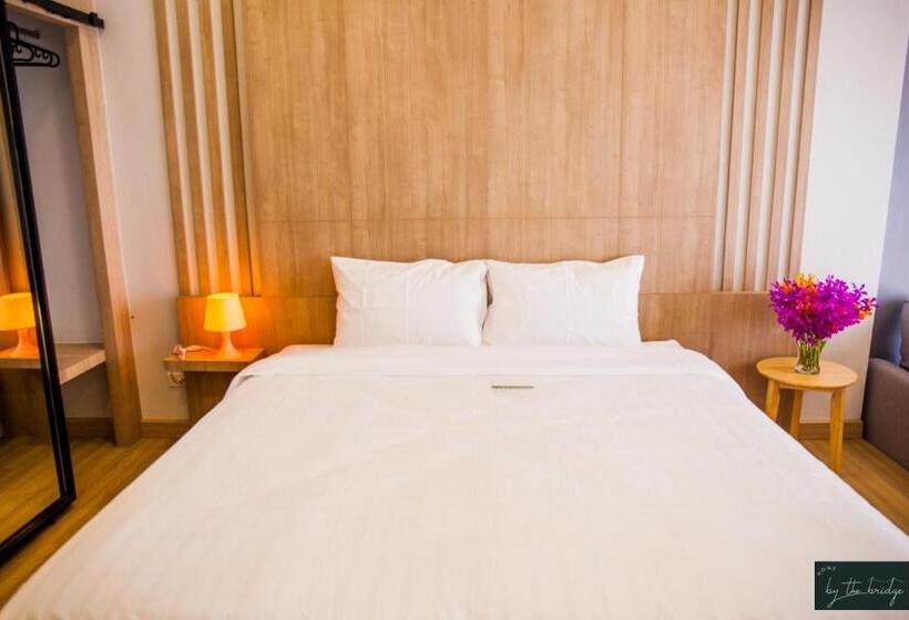 Deluxe room with river view, Home By The Bridge