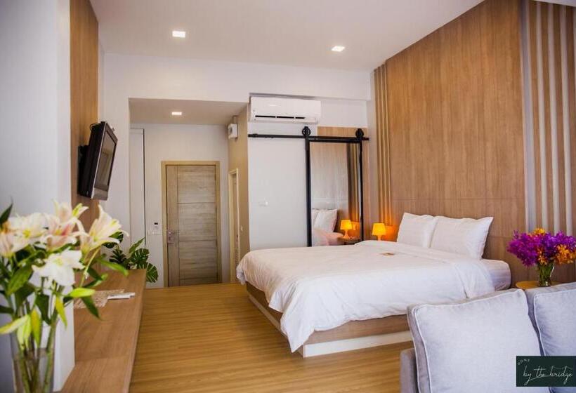 Deluxe room with river view, Home By The Bridge