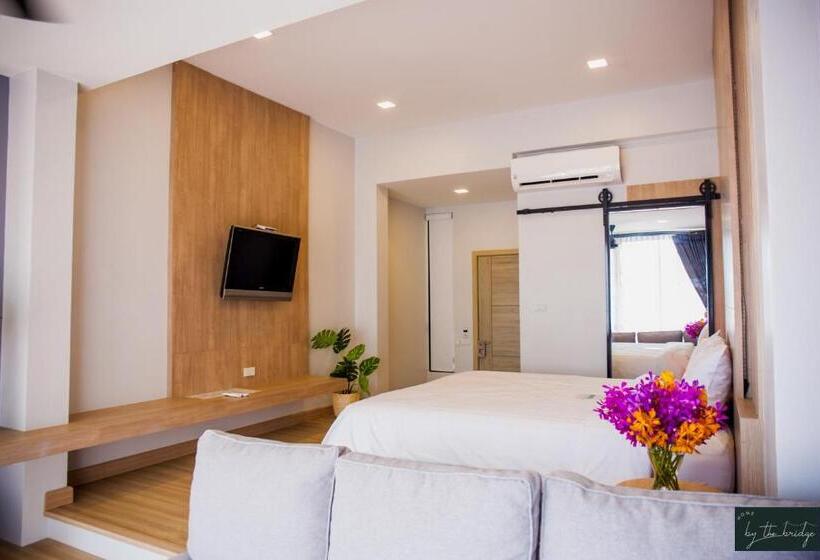 Deluxe room with river view, Home By The Bridge