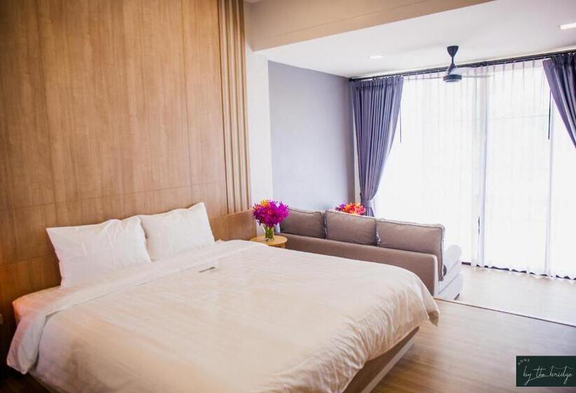 Deluxe room with river view, Home By The Bridge