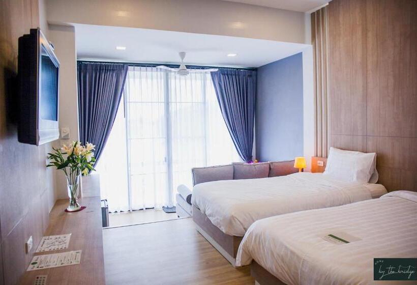 Deluxe room with river view, Home By The Bridge