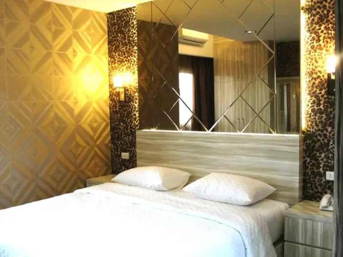 اتاق لوکس خانوادگی, Richard S Home